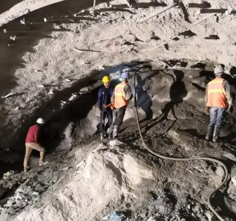 泸定拱顶带模注浆料的施工流程及注意事项